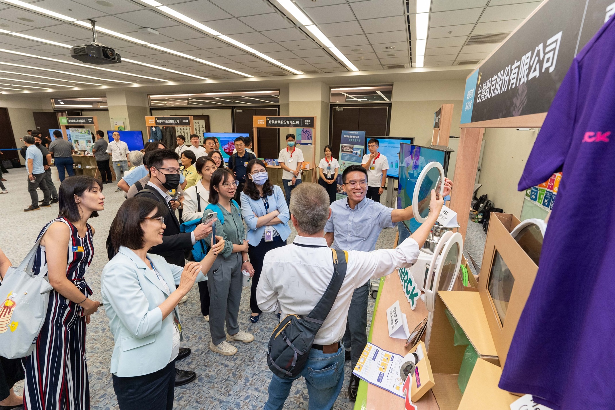 LEYU�پW(w��ng)�B�֮a(ch��n)�I(y��)���߄��׌����B(t��i)Ȧ(li��n)չ��չʾ��Ό��U����ѭ�h(hu��n)�����ã���(chu��ng)�½�Q�������������ϰ��������cѭ�h(hu��n)ʹ�������������аl(f��)���������U���ϻ����������g(sh��)���p�������᰸��