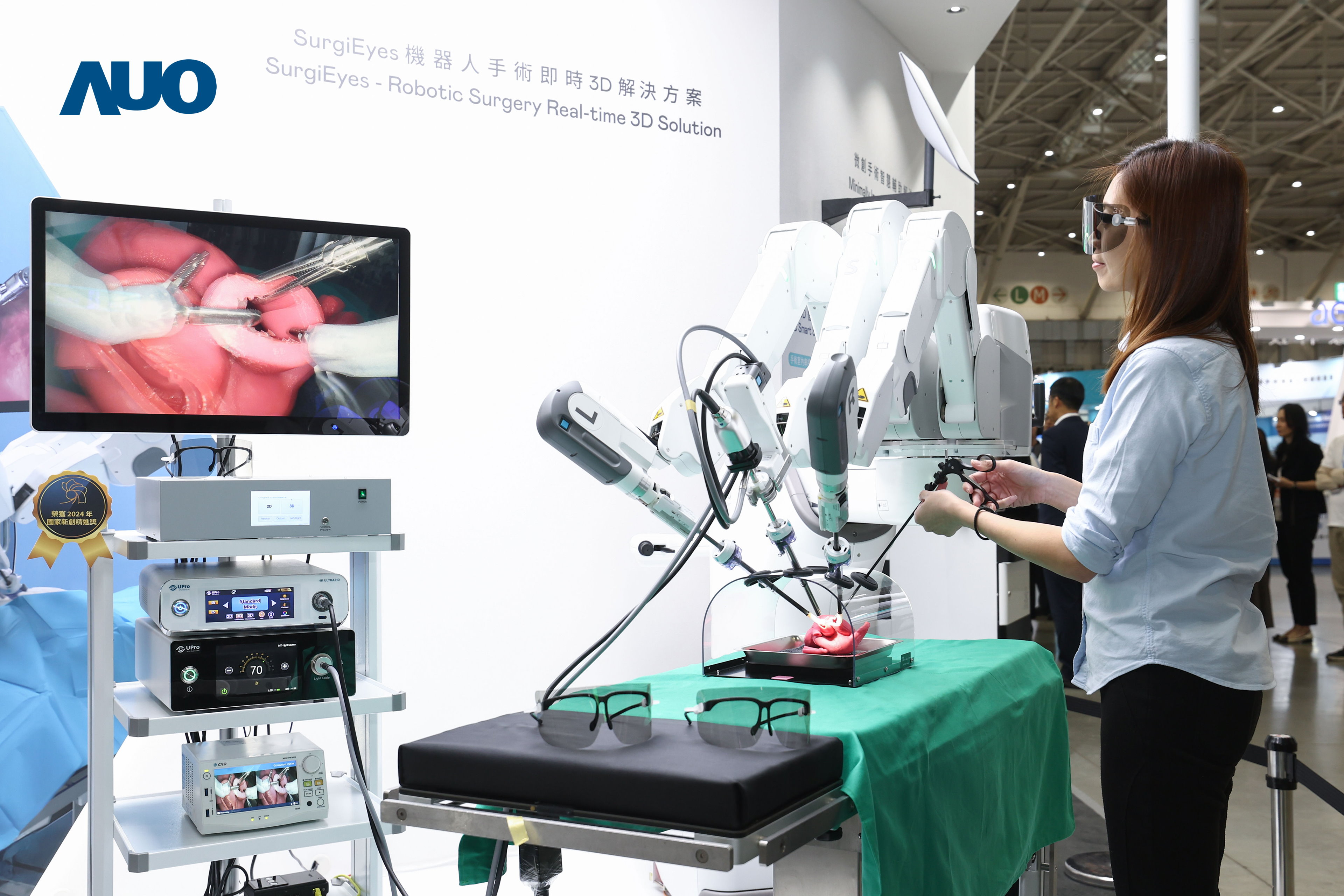 �_�����I(l��ng)�ȵ�3D�@ʾ���g(sh��)�Ƴ���SurgiEyes�C�������g(sh��)���r3D��Q���������������M3D�D��̎���c����3D��ֱ��ҕ�����Vɫ����@ʾ���g(sh��)�����g(sh��)�F꠿Ɍ��rͬ�������t(y��)��ҕ�ǿ�������3DӰ��������ͨЧ���c��ȫ����