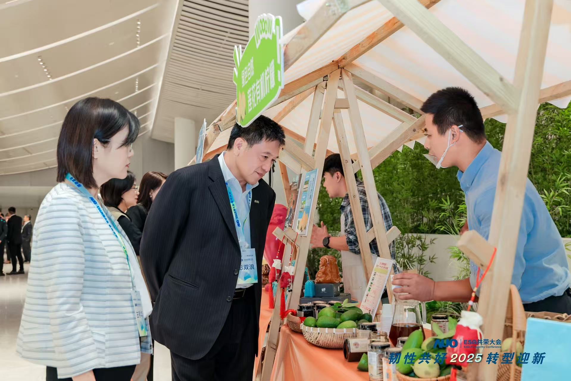 LEYU�پW����O��ESG����չ�^���y��ADT���Aչ���I�ȹ���朻���c�����I�����гʬF�GɫLEYU�پW��ѭ�h�ɹ��c��^���ڌ��`��ͨ�^���^�ɸеĳ���ʽ�w��������ļ��g���Ļ������w���m�rֵ����@���c�����e�V�����u��